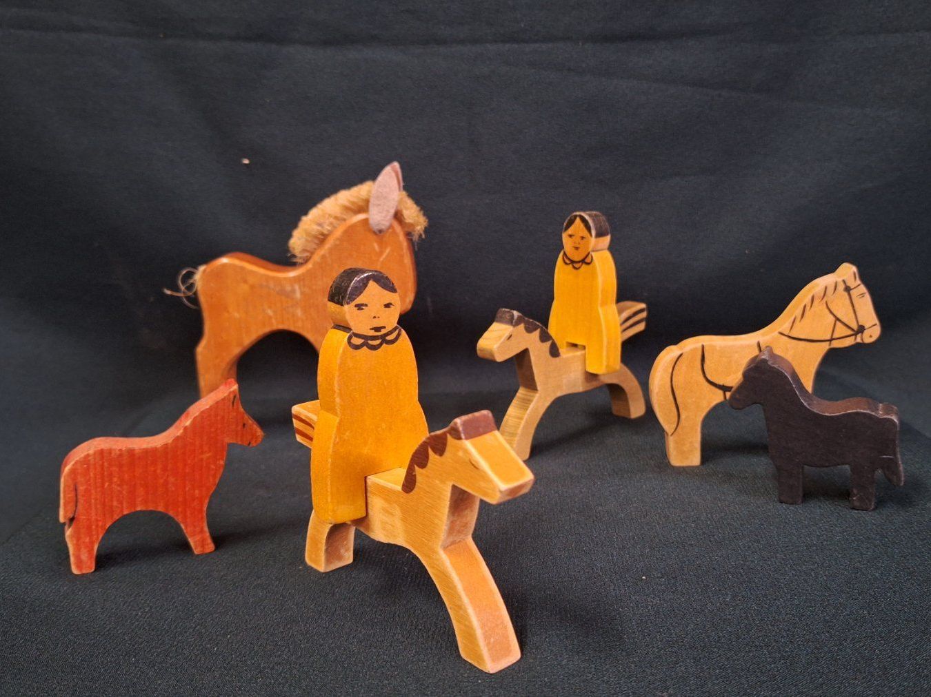 Giocattoli: Vintage Holz-Pferdchen mit 2  Männchen – Usato da Arlesheim venduto da shopradl