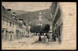 AK Moutier, Brunnen mit Blick zur Kirche
