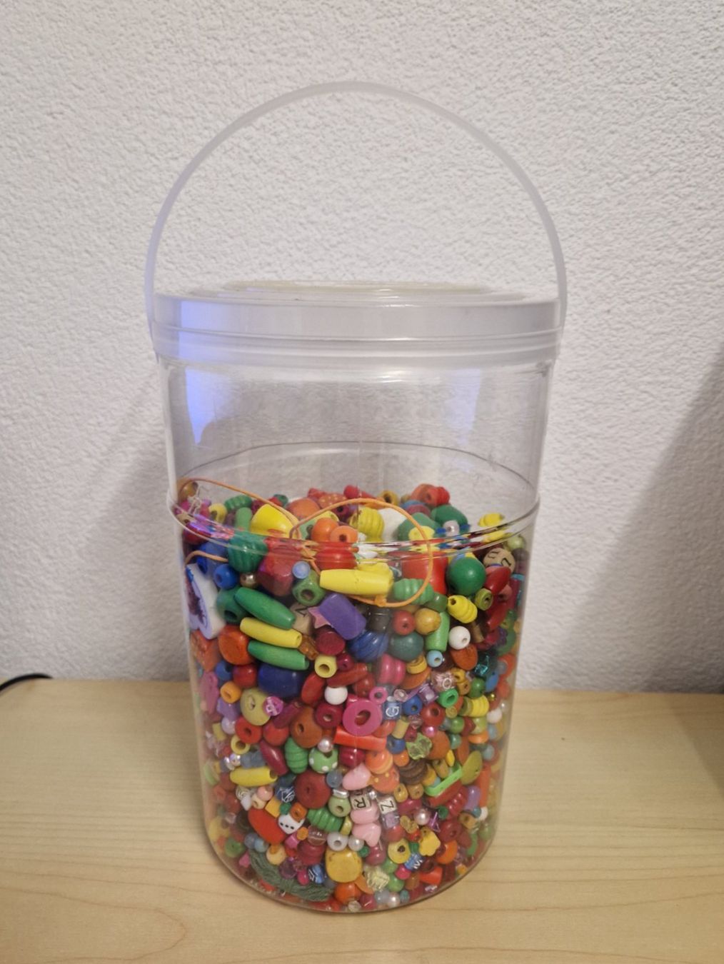 Perle (finte): XXL-Perlenmischung mit Eimer, bunt,  ca.1 kg – Usato da Mezzovico venduto da maemy