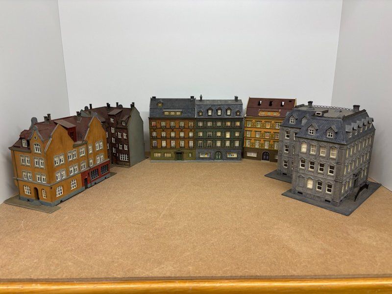 Modellini di ferrovie: 5er Set H0 Stadthäuser, Eckbau, Doppelhaus, Geschäfte Wohnen – Usato da Büsserach venduto da ModellbahnDepot 1