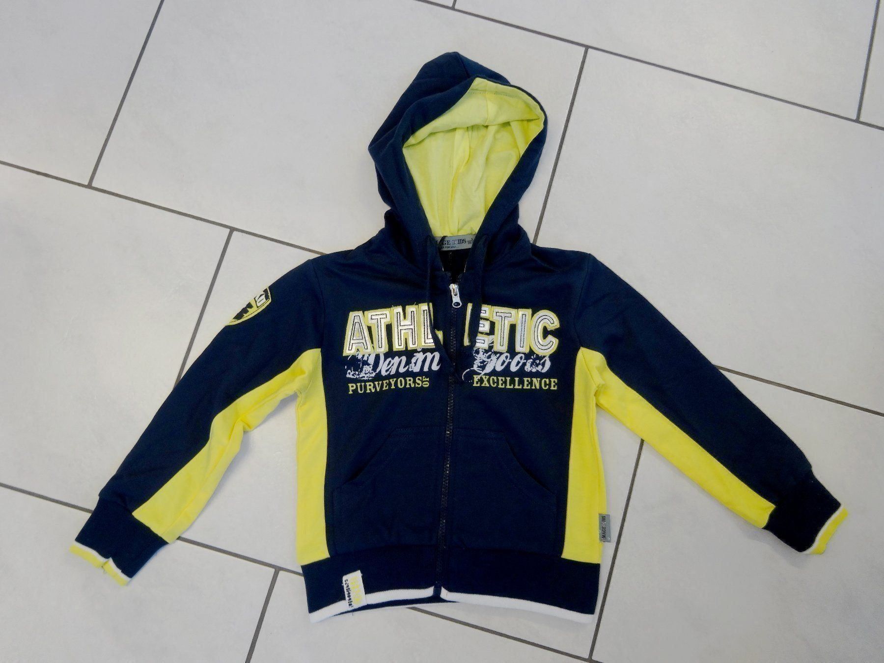 Giacche & Cappotti: Sweat Jacke blau mit Logos Grösse 98/104 – Nuovo e nell'imballaggio originale da Eschenbach SG venduto da Peachick