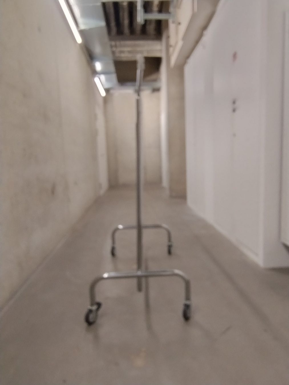 Guardaroba: Kleiderständer Portant Verchromt – Usato da Basel venduto da Tanner44 2
