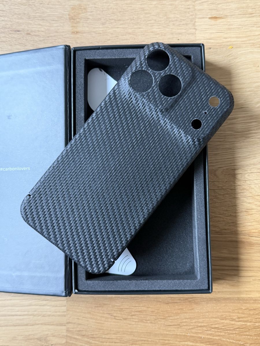 Cover & Protezioni schermo: Carbon Cover iPhone 17 Pro Max – Nuovo (secondo la descrizione) da Rotkreuz venduto da QuadrifoglioNero 1