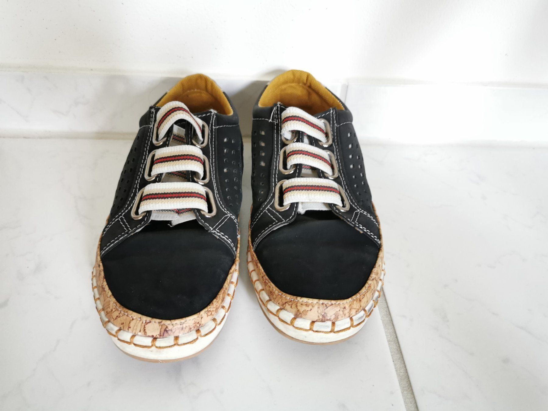 Chaussures femmes: Leichte elegante Sneakers Gr. 37 – D'occasion à Stäfa par basidis 2