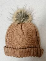 Warme Strickmütze mit Bommel beige