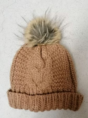 Warme Strickmütze mit Bommel beige