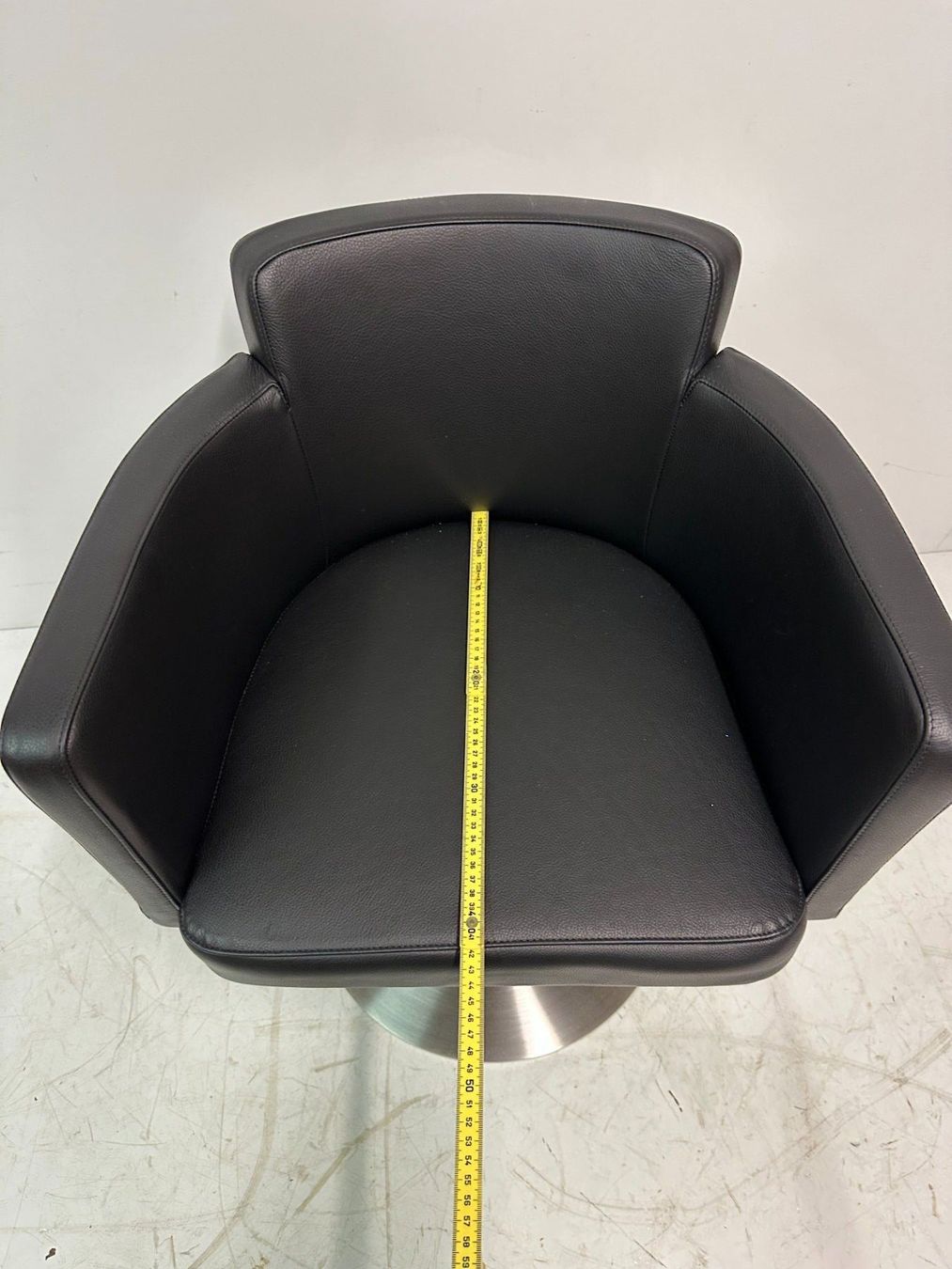 Cassina Sessel: CASSINA Drehstuhl Designklassiker schwarzer Sessel – Gebraucht aus Luzern von Lager6640 6