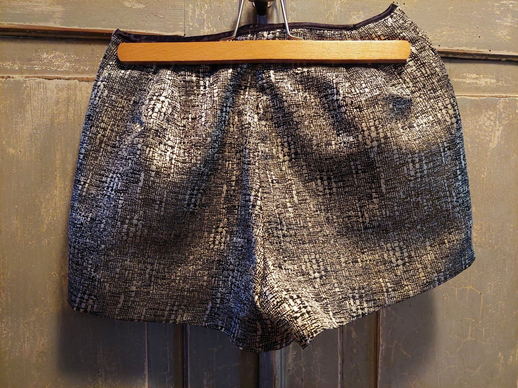 Pantaloni: Forever 21 . silver Shorts 34 – Usato da Besenbüren venduto da piculo 1