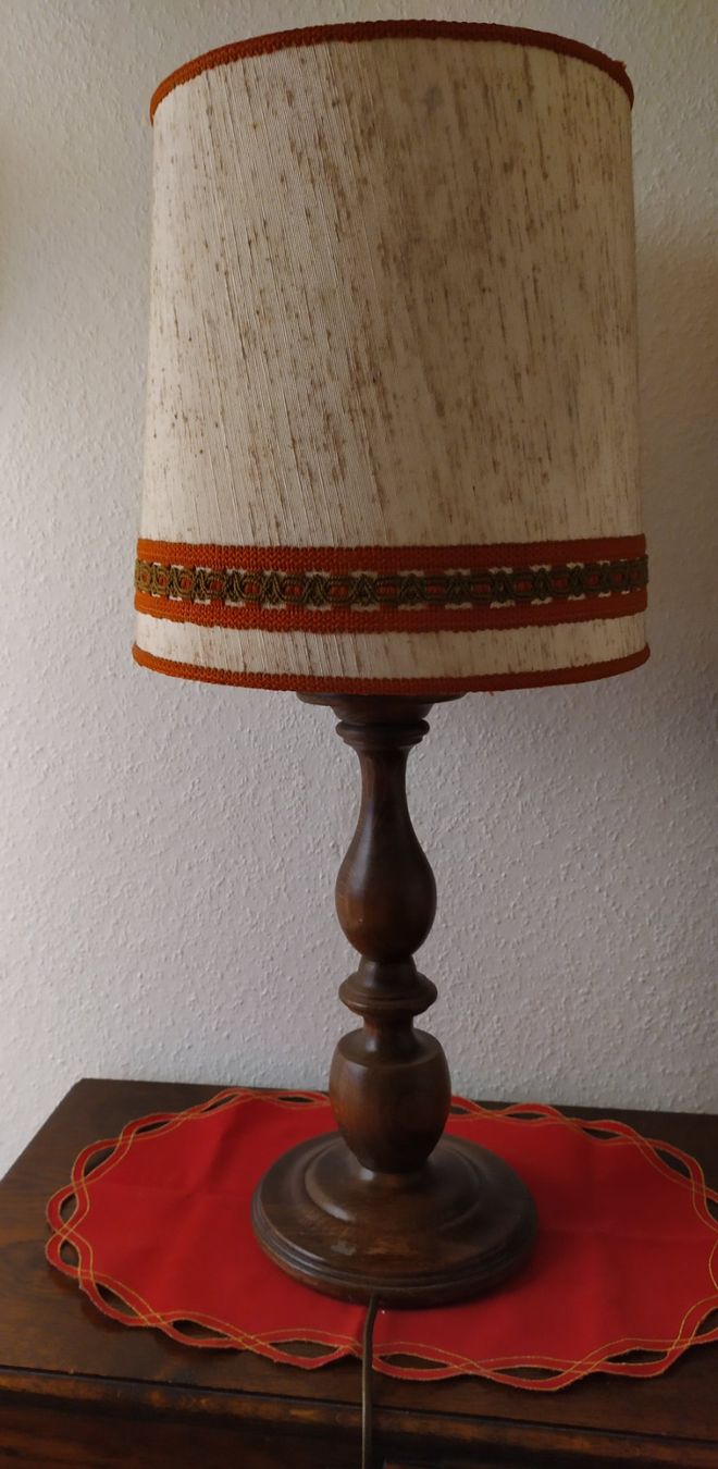 Lampade: ancienne lampe de table en bois – Usato da Chezard St-Martin venduto da Loucail