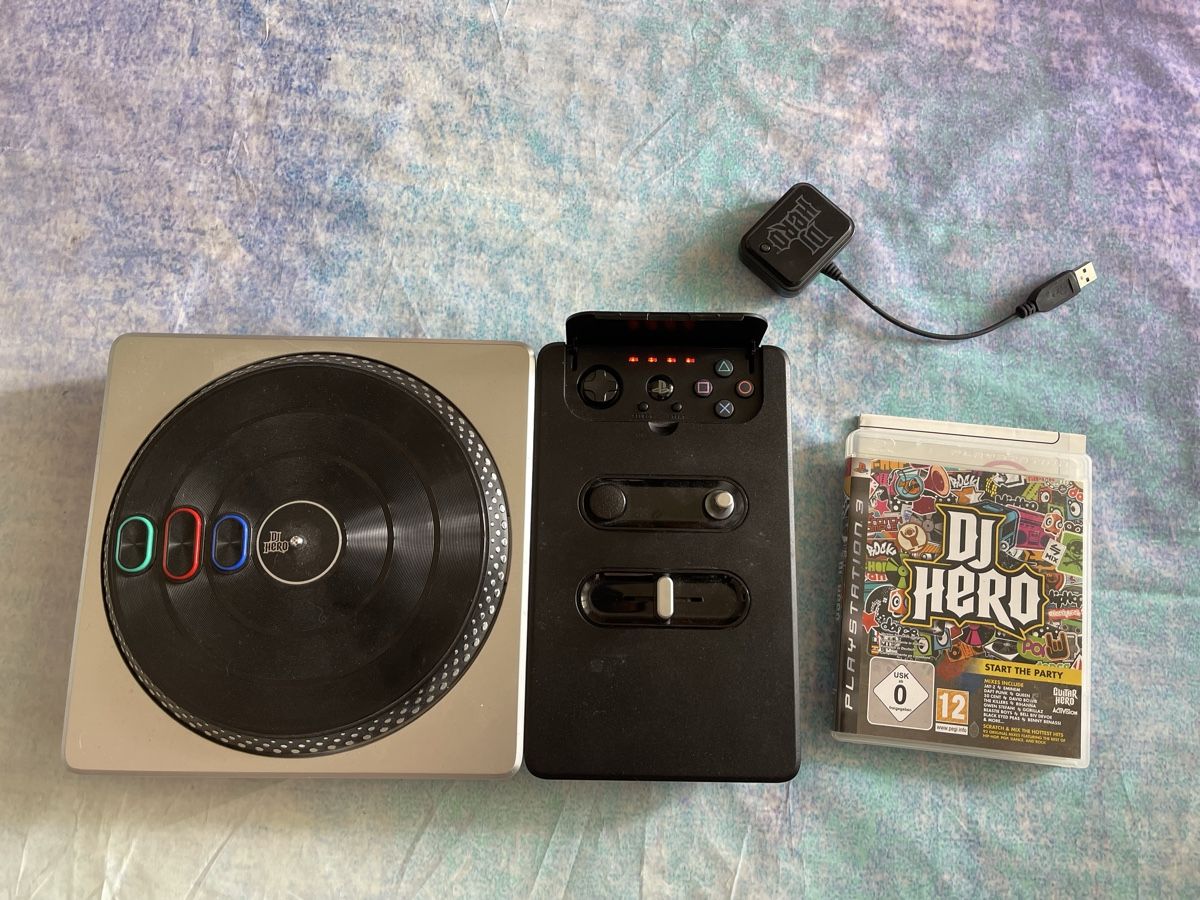 Sony Controller: PS3: DJ Hero Set mit Spiel – Usato da Märstetten venduto da AlienNova