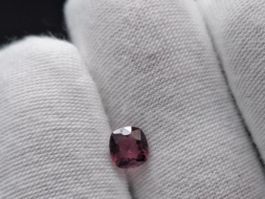 Natürlicher pinker Spinell 0.82 ct – UV-Fluoreszenz – IGLC