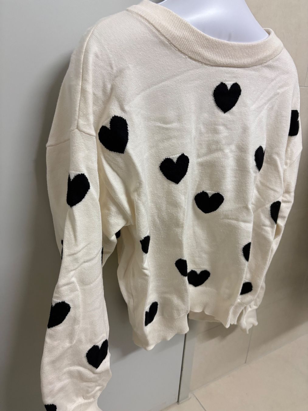 Maglioni & Felpe: Süsser Pullover beige / schwarz mit Herzen, Grösse M – Usato da Basel venduto da Tierschutz-Flohmi 1