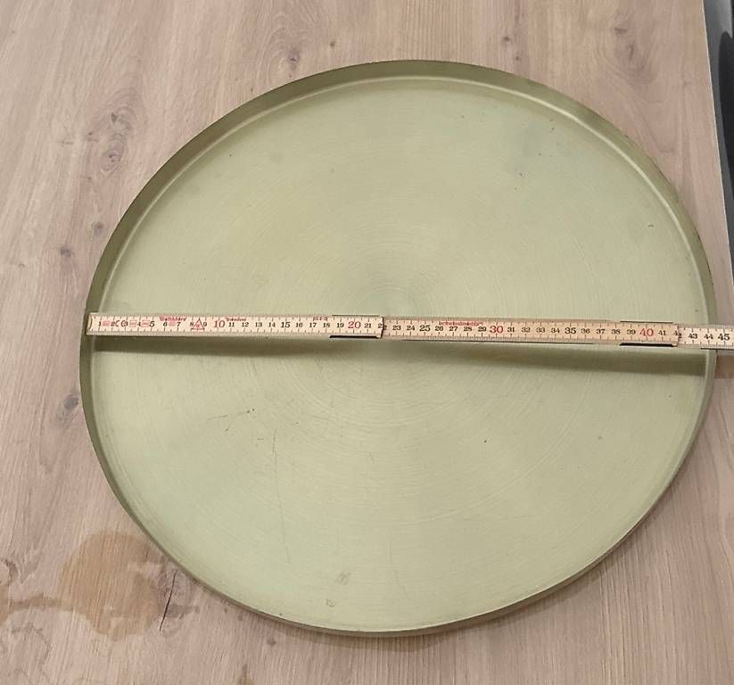 Alle Dekorationen: Rundes Metalltablett in Goldfarbe – Gebraucht aus Flums von ila_9f7z 1