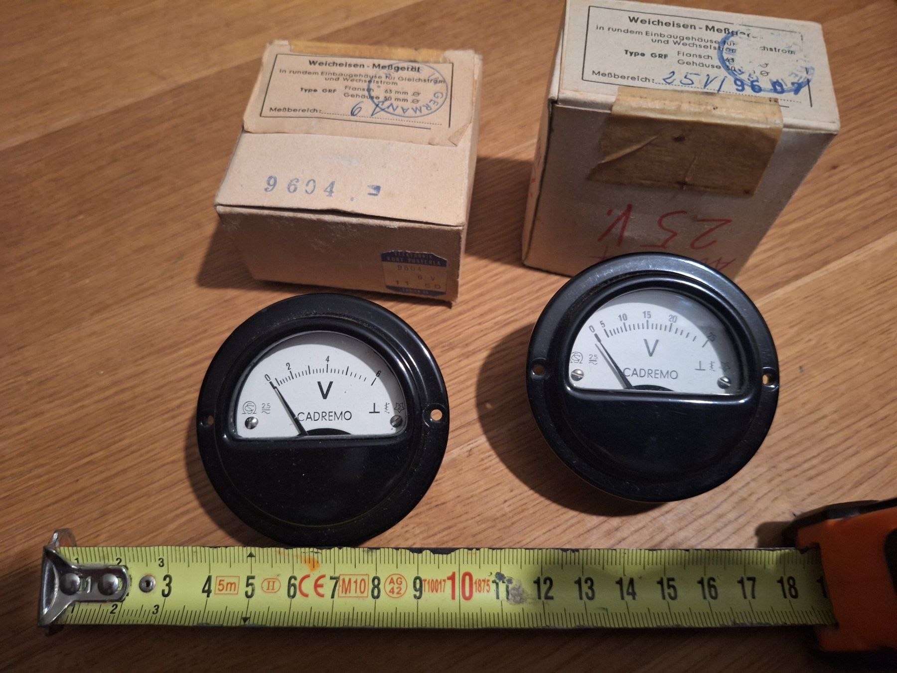 Misurare: Lot de 2 voltmètres vintages neufs – Nuovo e nell'imballaggio originale da Chêne-Bougeries venduto da xchrysalide