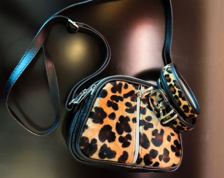 Tasche mit passendem Gürtel in Leo-Optik – echtes Leder