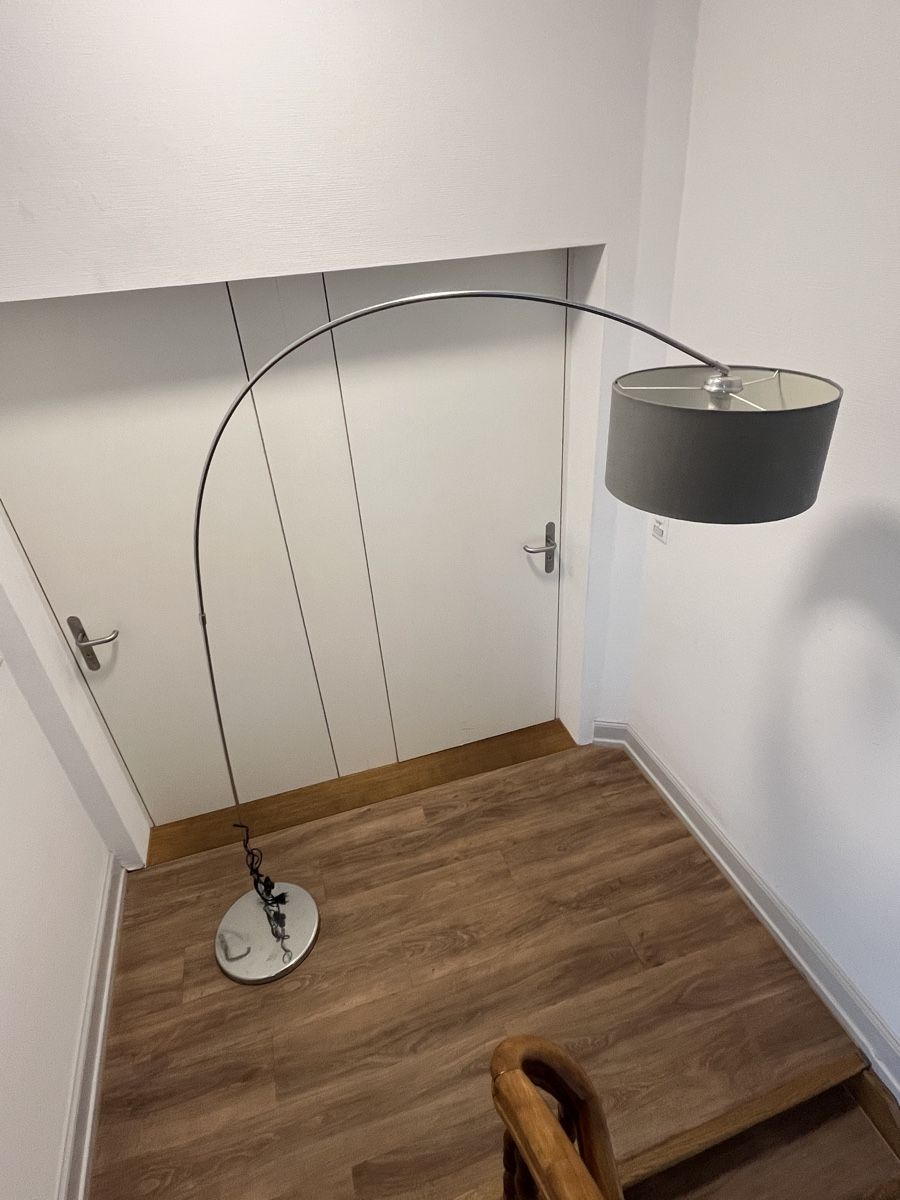 Lampade: Moderne Bogenlampe / Stehlampe mit grauem Stoffschirm – Usato da Solothurn venduto da HH91