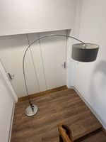 Moderne Bogenlampe / Stehlampe mit grauem Stoffschirm