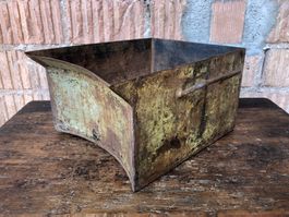 Antike Eisenbox mit toller Patina, tolle Form, tolles Design