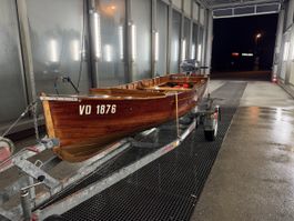 Bateau moteur, avec moteur