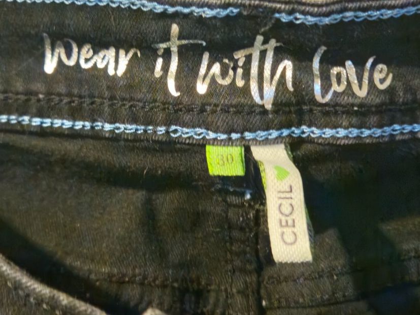 Cecil Jeans: Schwarze Cecil Jeans, Gr. 30, Top Zutsand – Usato da Basel venduto da NikaV13 2