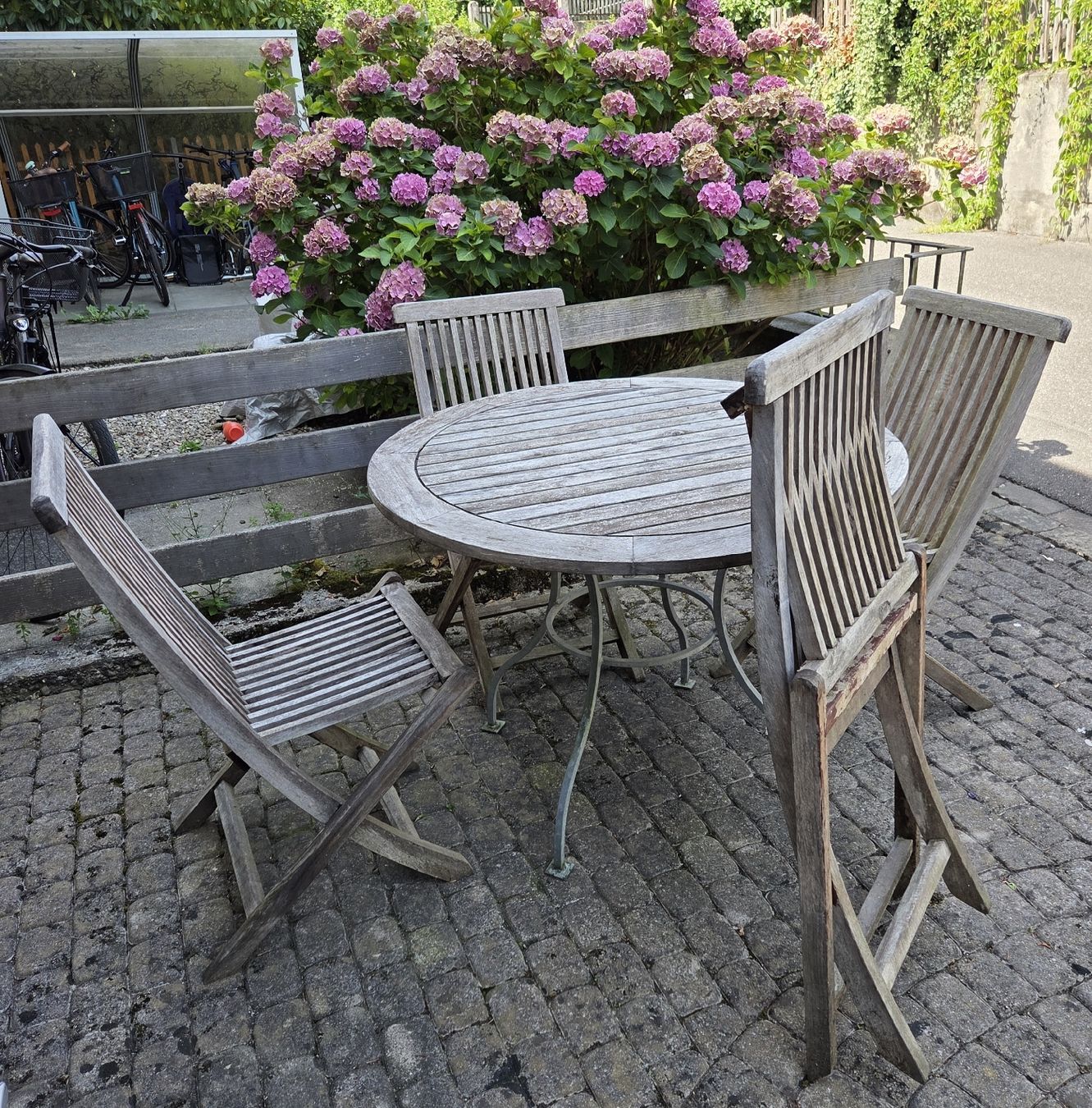 Tische: Teakholz Gartentisch mit 4 klappbaren Stühlen – Gebraucht aus Klingnau von Groofty69 8