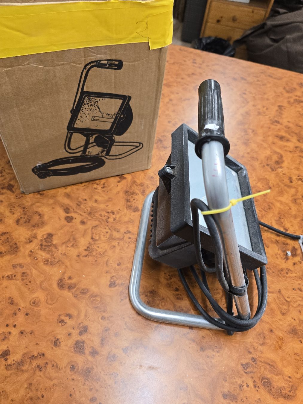 Fari: Baustellenlampe Halogenstrahler mit Tragegriff – Usato da Niederurnen venduto da Ghost.recon 2