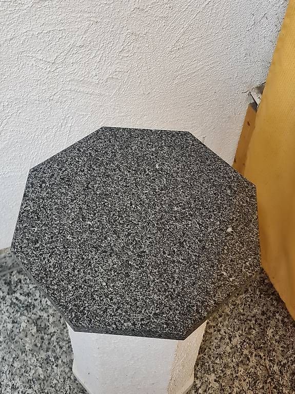 Piatti di portata: Säule mit Granitplatte  – Usato da Kriens venduto da LotusOase 2