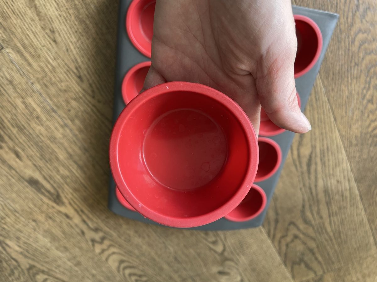 Migros Teglie da forno: 12er Muffinblech mit roten Silikonförmchen, Backform, – Usato da Niederbüren venduto da poschti 4