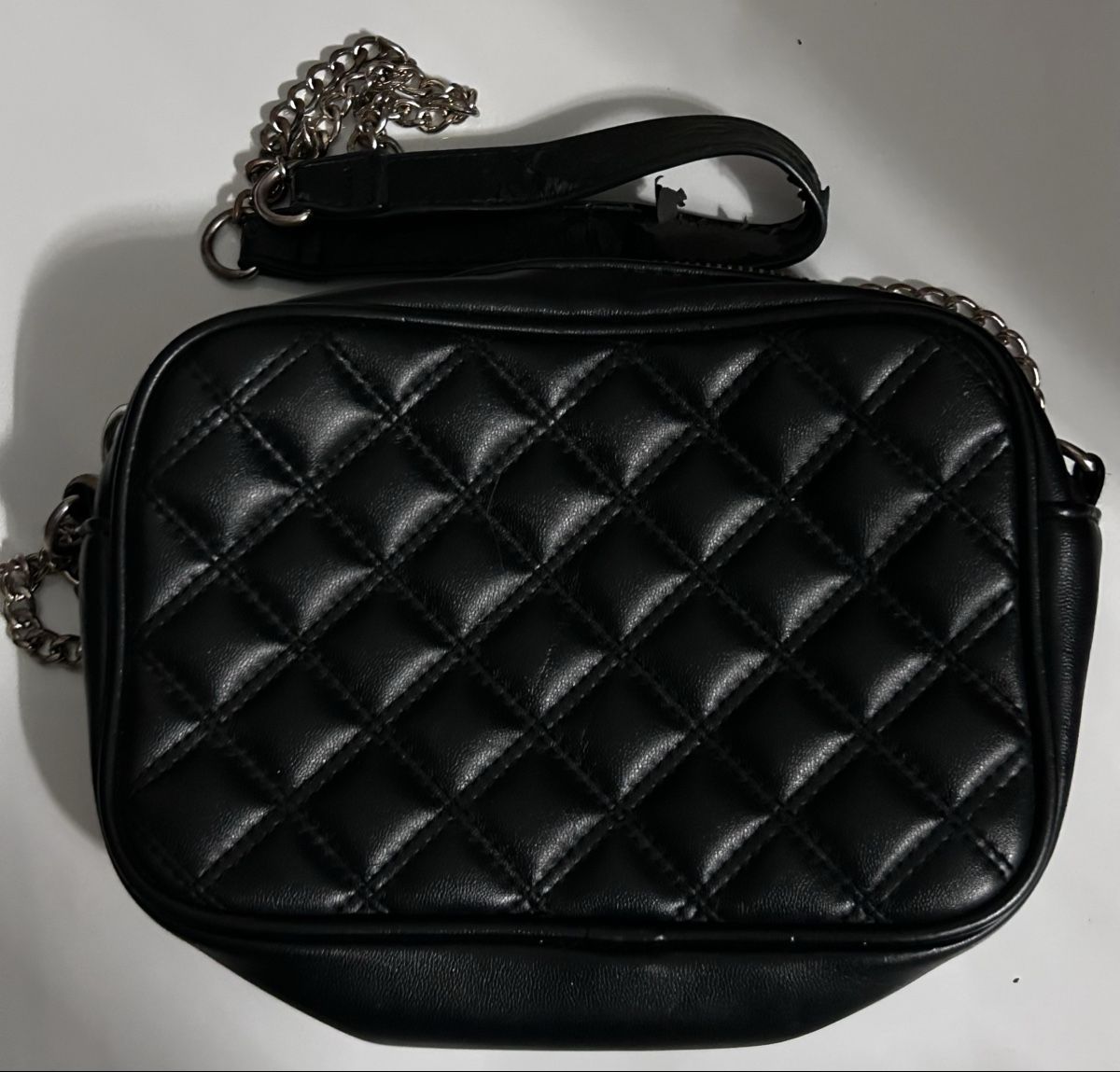 Borse da donna: Schwarze Umhängetasche mit Kette – Usato da Laufen venduto da Jassi.quinn
