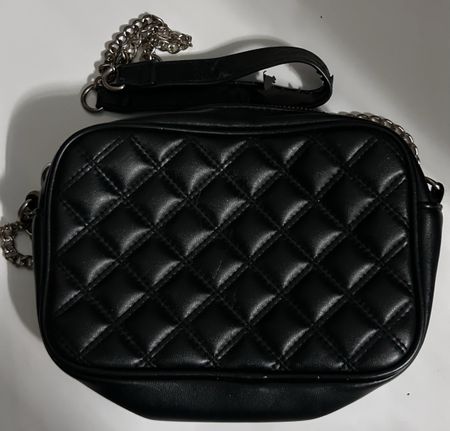 Schwarze Umhängetasche mit Kette