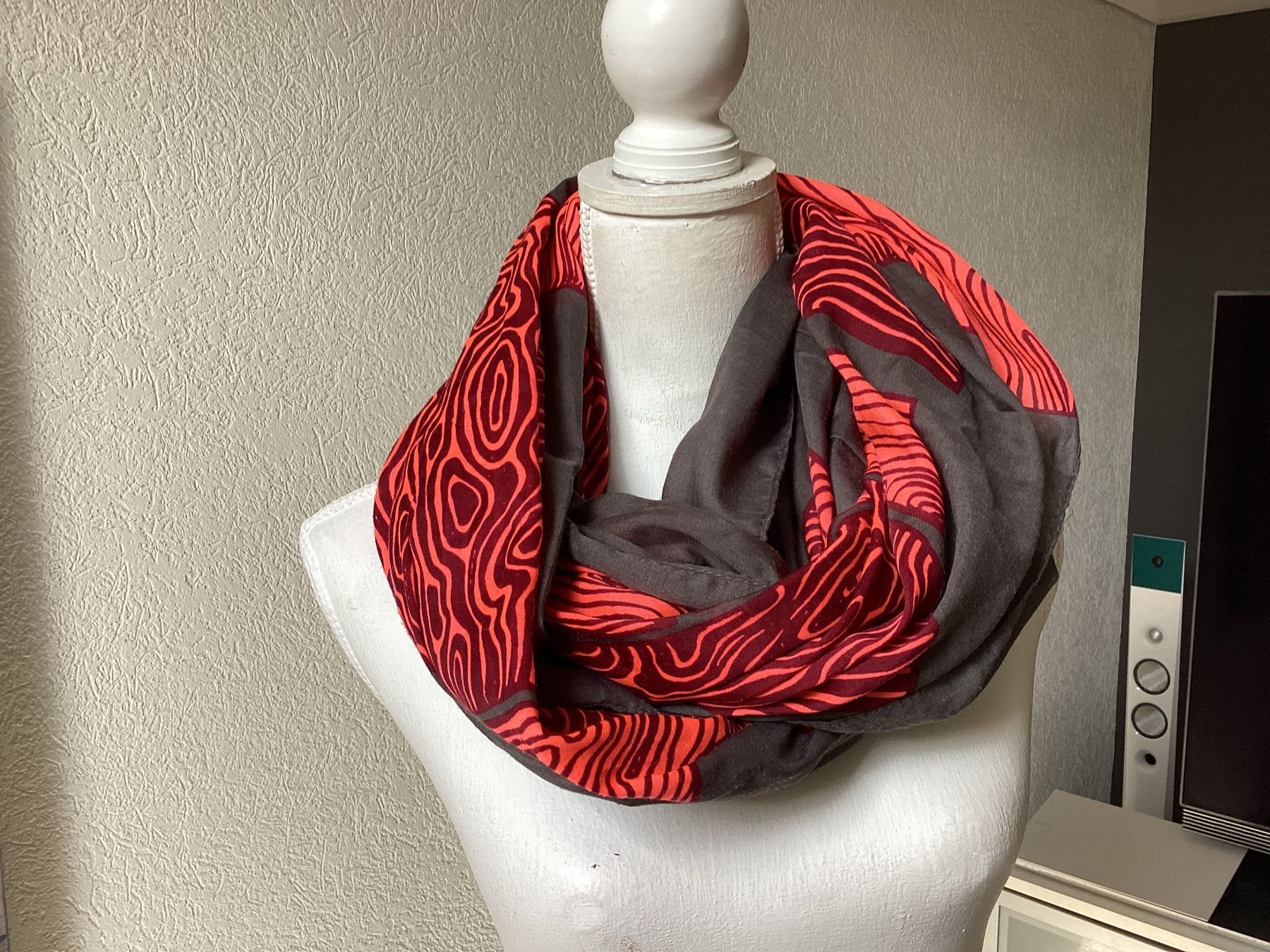 Pieces Foulard & Sciarpe: Loop Schal Damen Pieces grau orange rot gemustert – Usato da Homberg b. Thun venduto da Homata