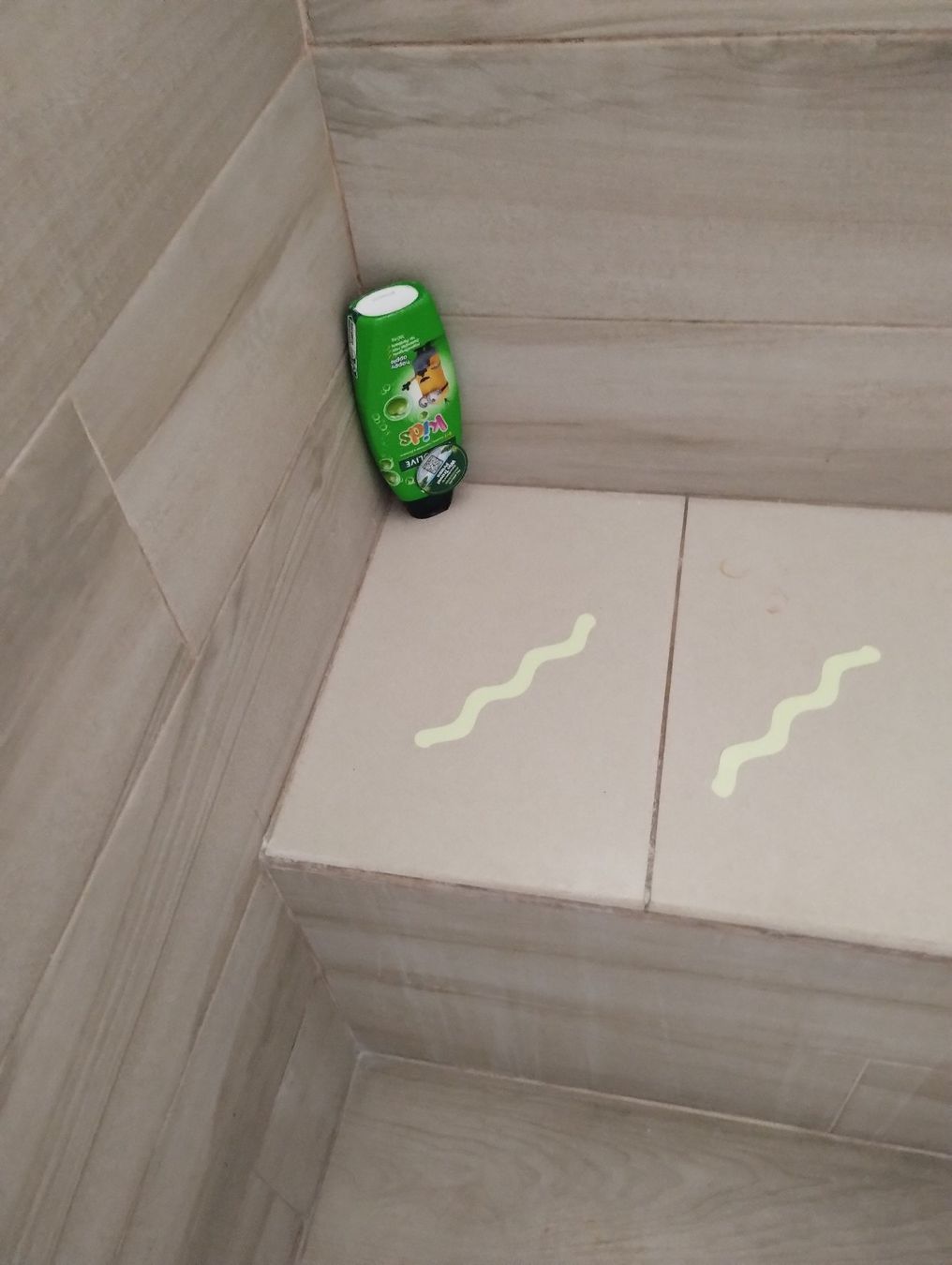 Sonstige Zubehör: Anti-Rutsch-Band für Dusche, Badewanne - Bande antidérapant – Neu (gemäss Beschreibung) aus Bussigny von NATURALO
