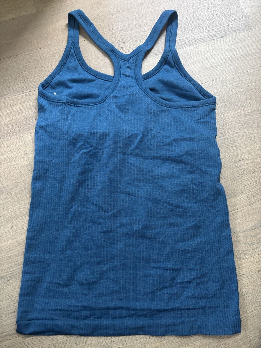 Lululemon Tops: Damen Tanktop  Lululemon blau Grösse 8 – Gebraucht aus Rüschlikon von abo66 1