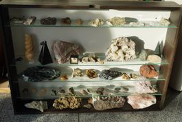 Mineralien Sammlung, Dekorative Natursteine Vitrine voll
