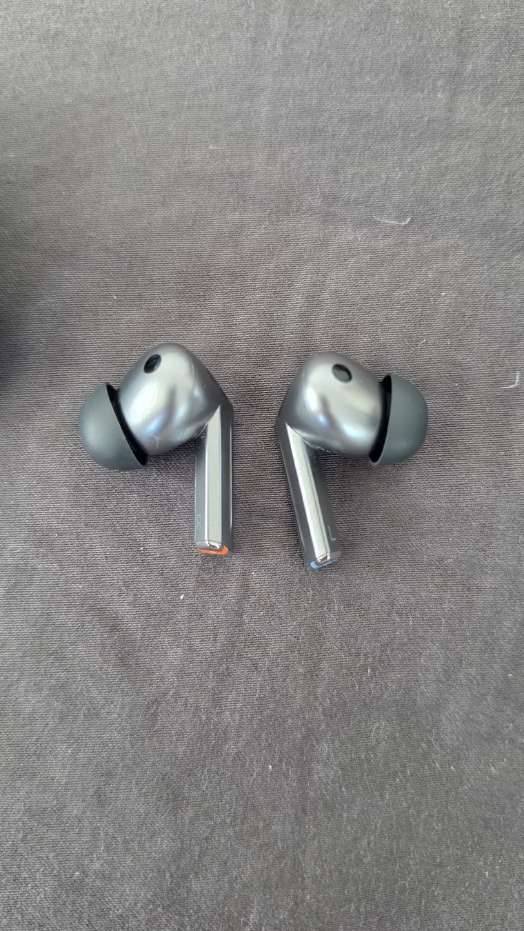 Samsung Kopfhörer: Samsung Galaxy Buds 3 Pro with Case and protector case – Gebraucht aus Bassersdorf von LiveLove 1