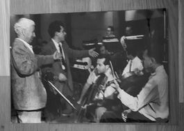 Rarität Foto 1951 Charlie Chaplin im Musikstudio