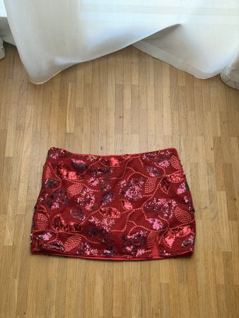 Jupe rouge pailleté taille S avec short 