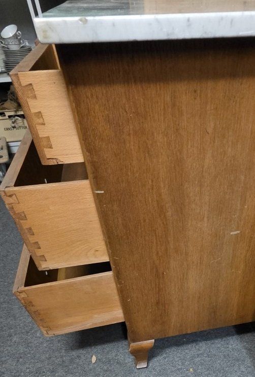 Kommoden: Antike Holzkommode mit Marmorplatte & Muschelgriffen – Gebraucht aus Flums von Flumsantik 3