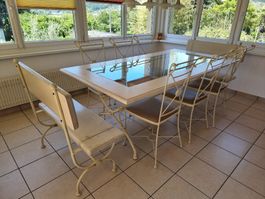 Table plateau bois cérusé/verre, pieds fer, 2 bancs 6 chaise