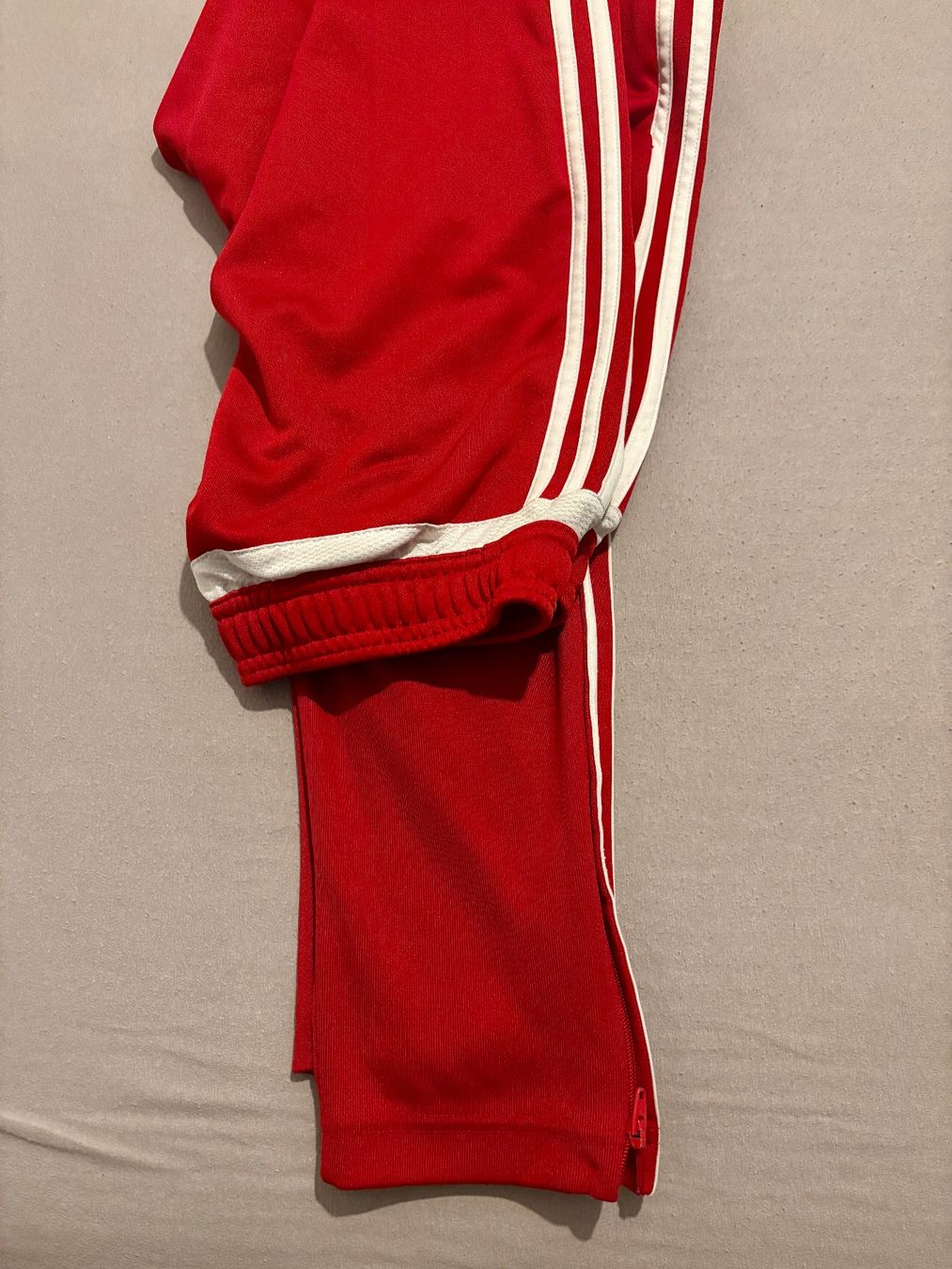 Adidas Pantaloni: Adidas Trainerhose Rot Gr. S – Usato da Biberstein venduto da Slowdown1 1