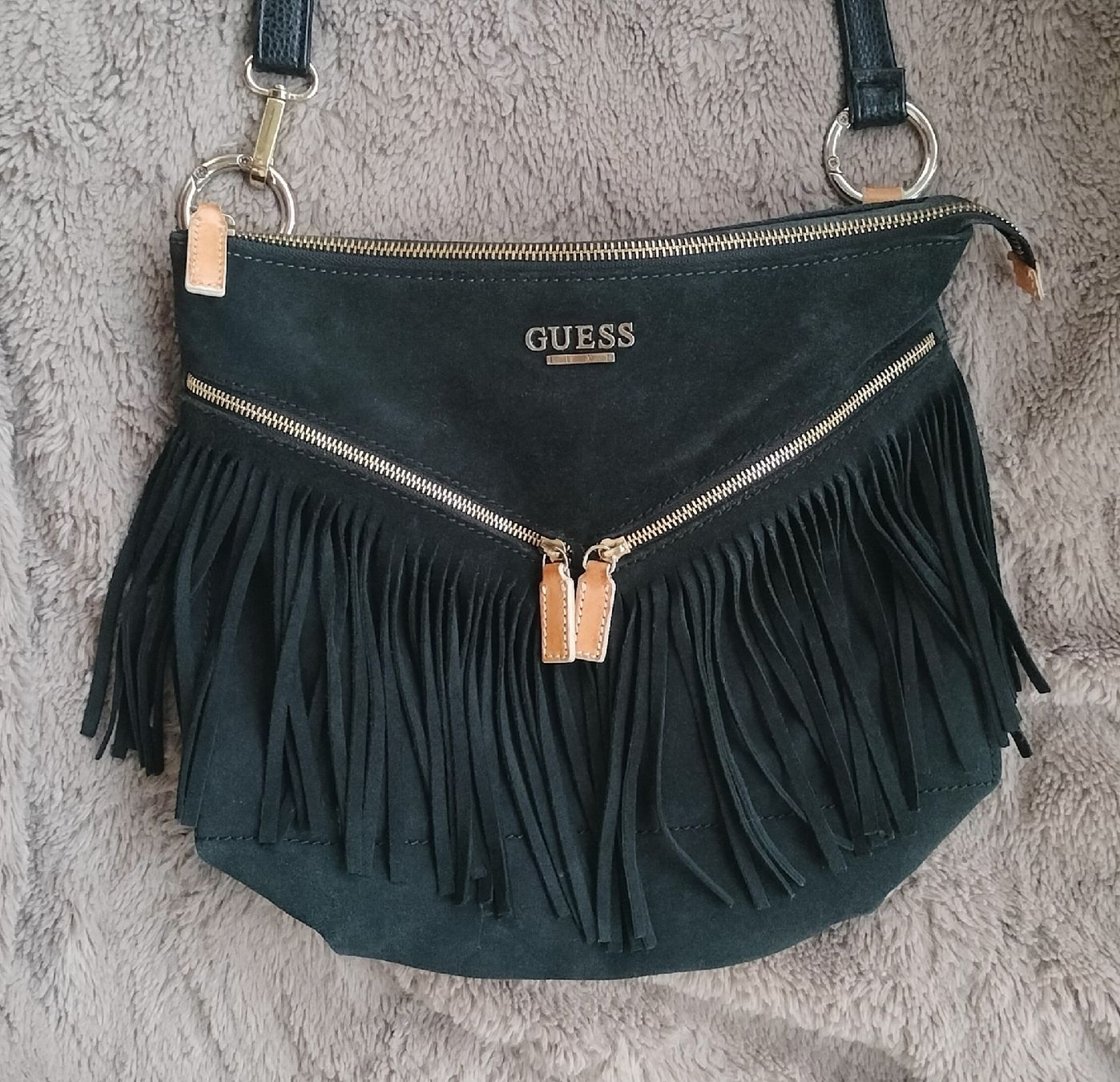 Guess Borse da donna: Handtasche Guess Luxe Wildleder schwarz – Usato da Bern venduto da verateinilae