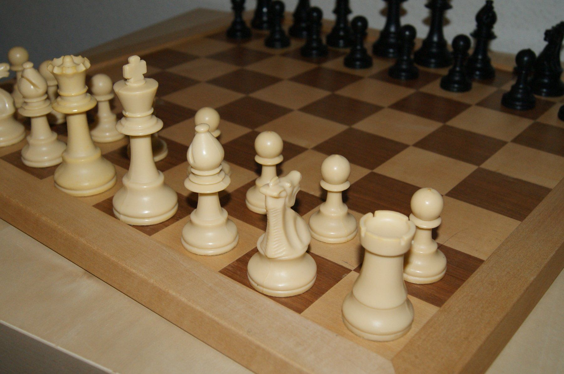 Spiele: Schachbrett aus Holz mit Bakelit Figuren – Gebraucht aus Zürich von Widi1 5