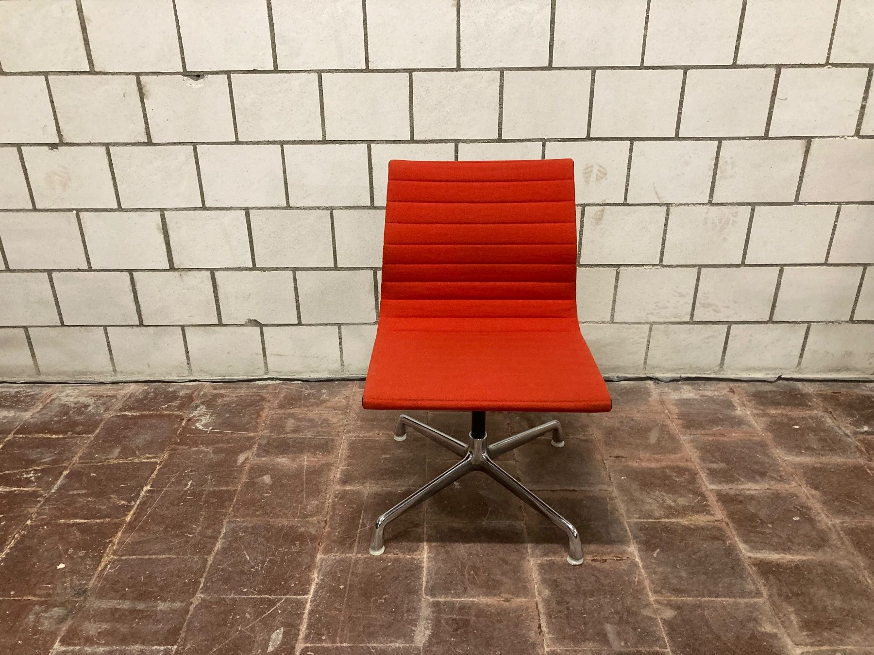 Vitra Stühle: Vitra Eames Alu Chairs EA 105, Hopsack rot – Gebraucht aus Bern von Solid 1