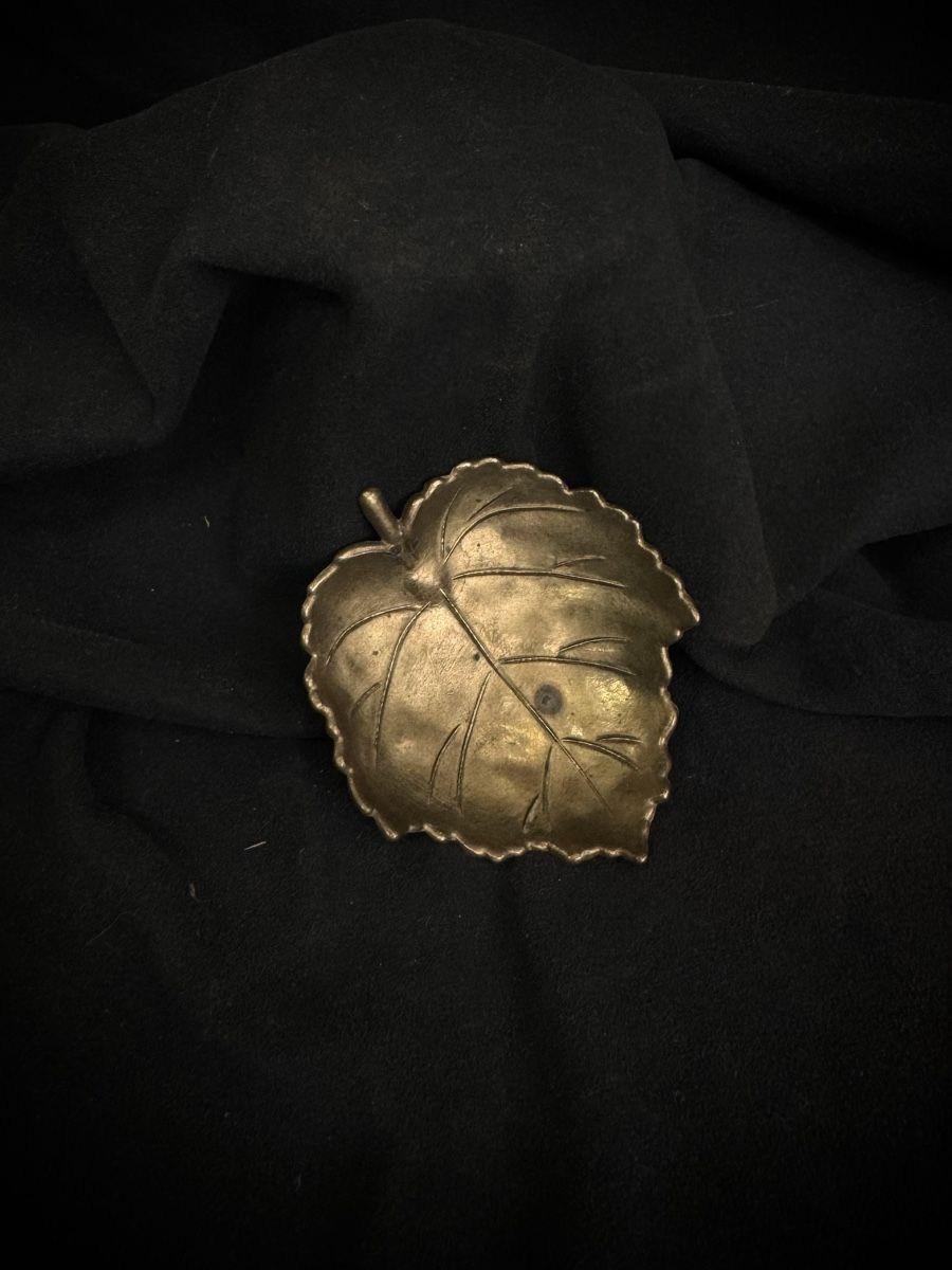 Toutes les décorations: Leaf Shaped Trinket Dish Brass Vintage Used – D'occasion à Bern par nkink
