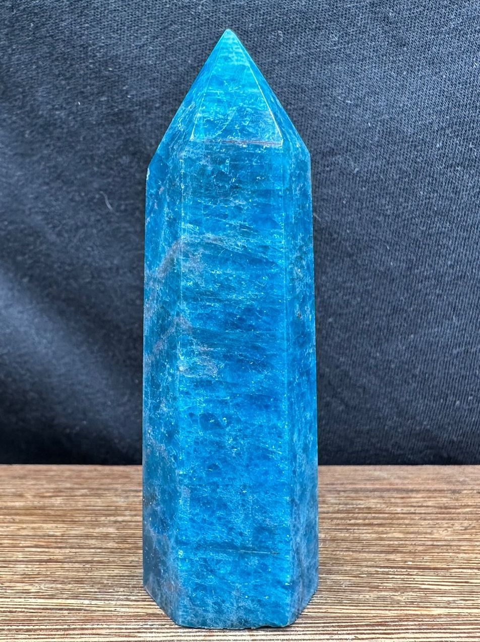 Minerali & Pietre curative: Blauer Apatit Obelisk, Turm, Spitze – Nuovo e nell'imballaggio originale da Männedorf venduto da Handschmeichler