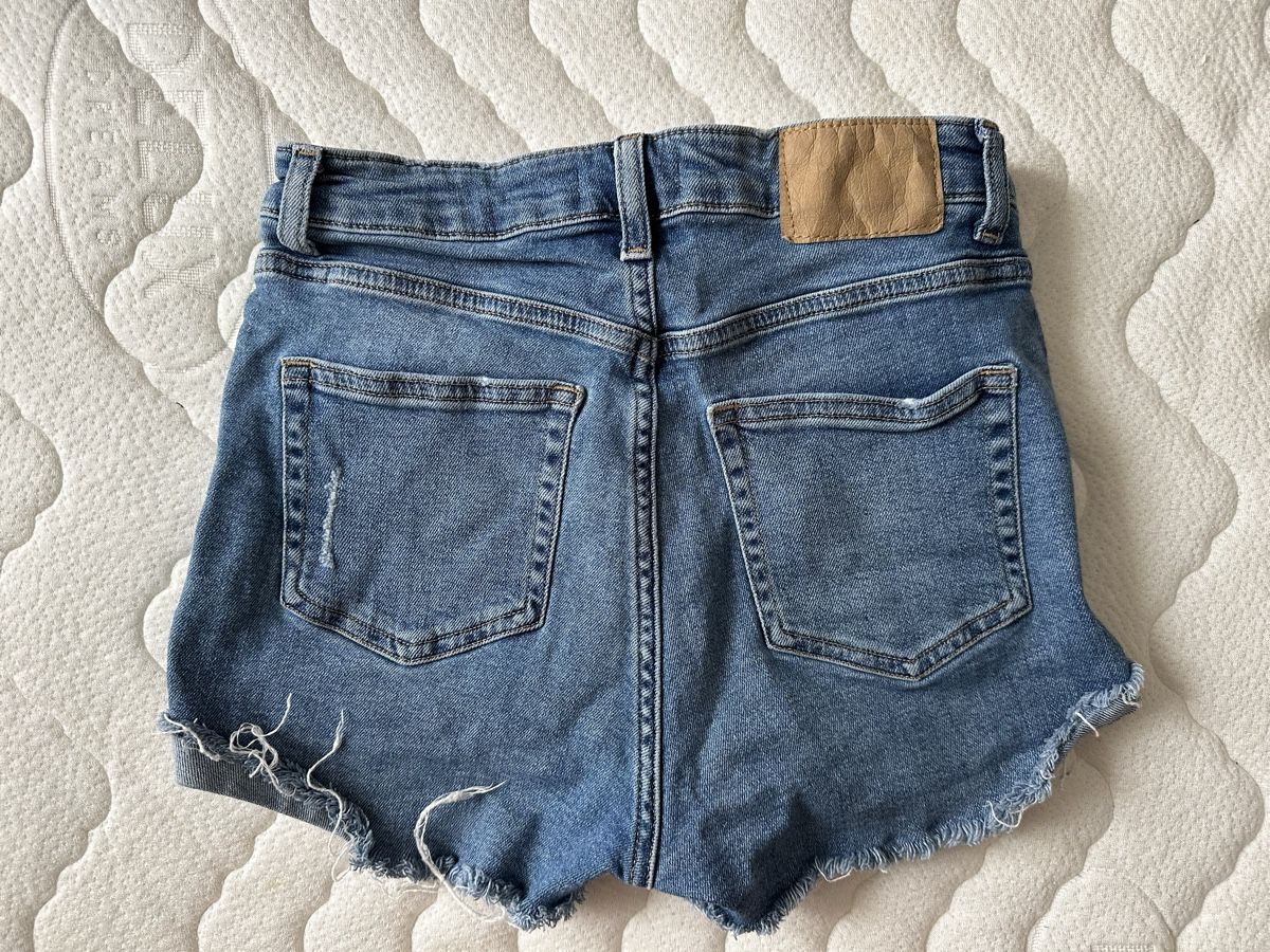 H&M Jeans: Jeans Shorts, Gr. 36 – Gebraucht aus Zürich von san_828b 1
