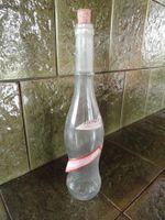 Alte Weinflasche mit Korken von 1973 leer