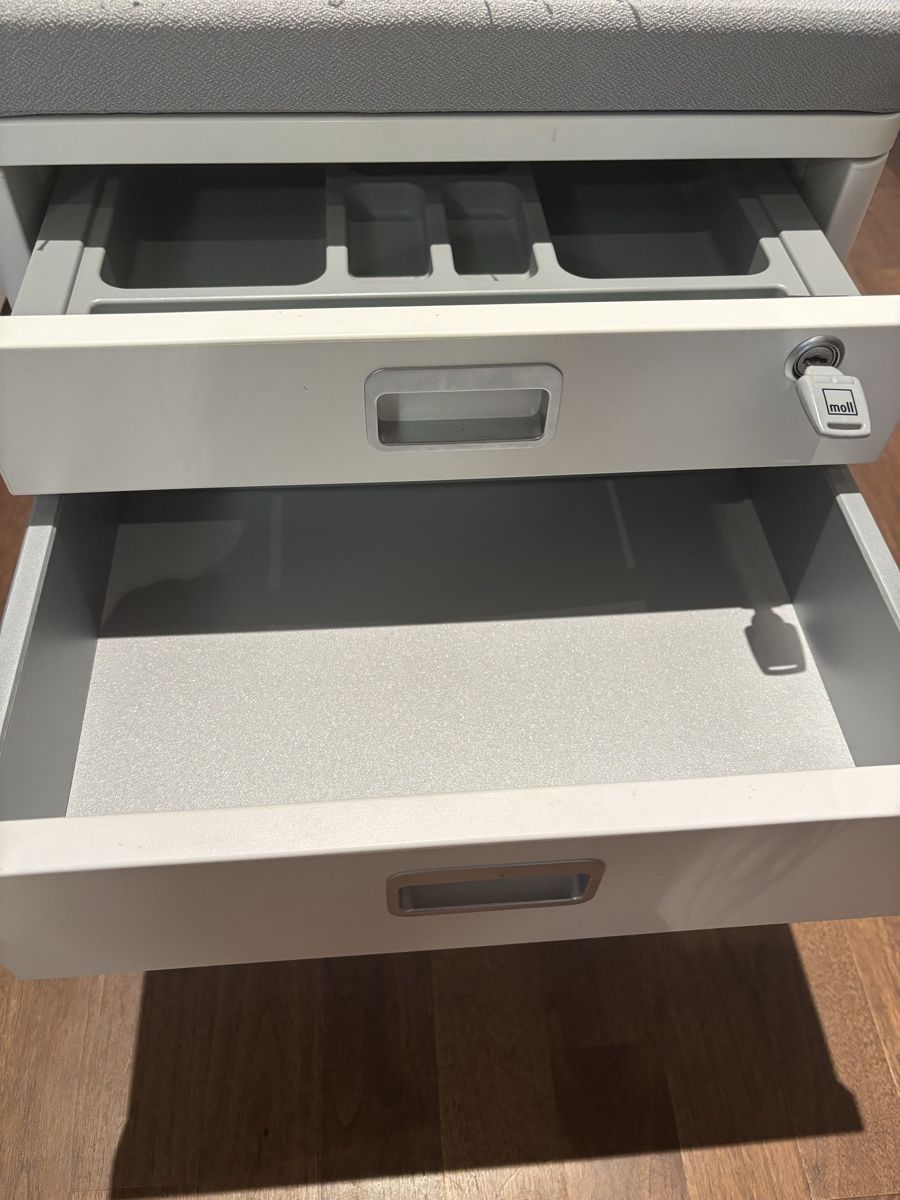 Moll Eléments de bureau: Moll Rollcontainer mit 3 Schubladen und Sitzauflage grau – D'occasion à Russikon par Spira 2