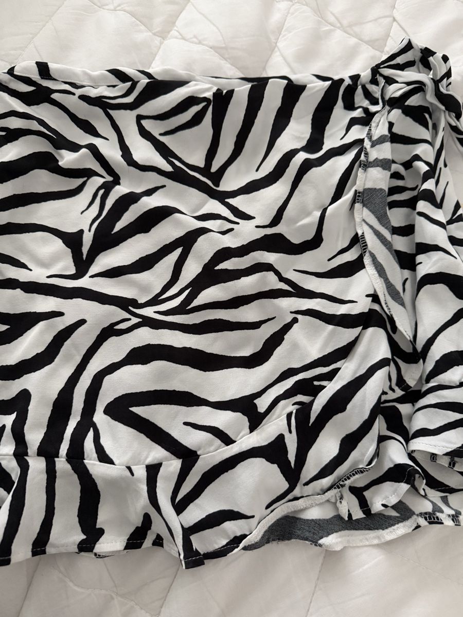 Bershka Gonne: Bershka Zebra Muster Rock Grösse M – Usato da Winterthur venduto da yar_dpp8 1