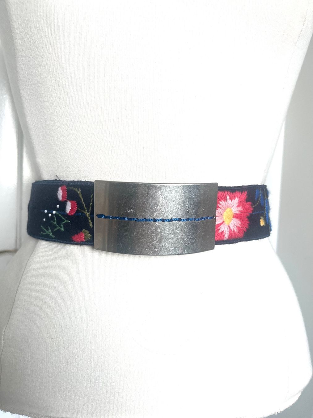 Gürtel: High Use: elastischer Gürtel mit aufgestickten Blumen, 94 cm – Gebraucht aus Luzern von ellitussi 4